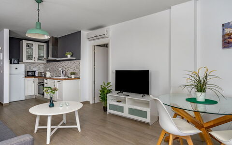 Duquesa de España: Bord, Møbel, Ejendom, Plante, Grøn, Couch, Træ, Indretning, Stueplante, Etage