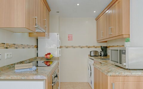 Calpe Calp 881: Cabinetry, Ejendom, Countertop, Bygning, Køkken Apparat, Komfur, Køkken, Indretning, Træ, Skuffe