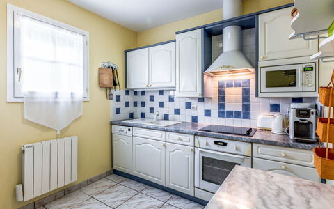 Les Grillons: Countertop, Værelse, Ejendom, Køkken, Cabinetry, Møbel, Gul, Blå, Bygning, Flise