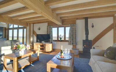 Stone Farm 800.1: Bord, Møbel, Ejendom, Couch, Træ, Indretning, Skygge, Vindue, Stue, Etage