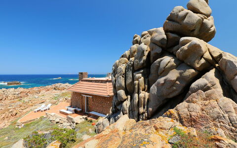 La Cala (Vgm615): Rots, Stiftelse, Kyst, Outcrop, Himmel, Hav, Bedrock, Promontory, Træ, Geologi