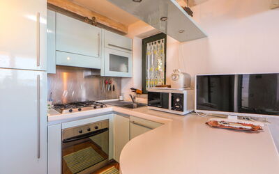 Paola 700.1: Cabinetry, Countertop, Ejendom, Køkken Apparat, Komfur, Husholdningsapparat, Træ, Køkken, Indretning, Bejdse