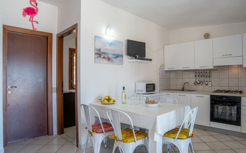 Flamingo: Møbel, Ejendom, Cabinetry, Bord, Countertop, Dør, Stol, Træ, Køkken Apparat, Indretning