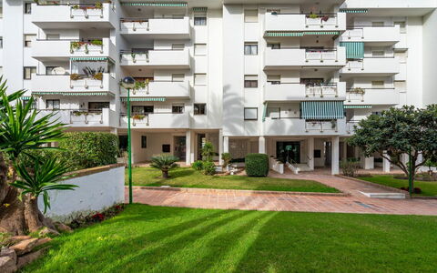 Carihuela Playa: Boligområde, Ejendom, Bygning, Lejlighed, Ejerlejlighed, Hus, Arkitektur, Ejendom, Græs, Hjem