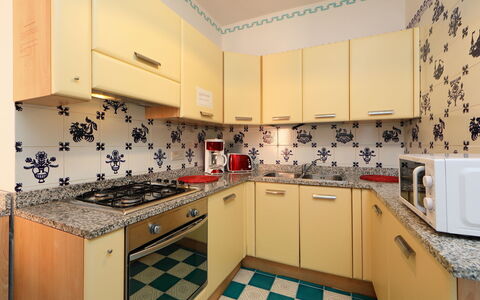 Bouganville: Ejendom, Værelse, Køkken, Cabinetry, Ejendom, Indretning, Flise, Møbel, Countertop, Gul