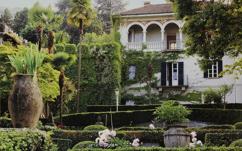 Villa Ghis - Sleeps 16: Vegetationen, Hus, Have, Træ, Ejendom, Botanisk Have, Botanik, Bygning, Busk, Estate