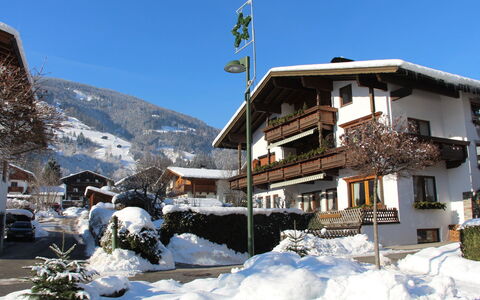 Aschau im Zillertal 485: Sne, Vinter, Ejendom, Bjerg, Bjerglandsby, Hill Station, Stad, Bjergkæde, Hus, Skisportssted