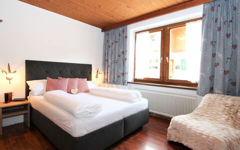 Aschau im Zillertal 485: Soveværelse, Møbel, Seng, Værelse, Indretning, Ejendom, Madras, Sengetøj, Bed Frame, Sengetøj