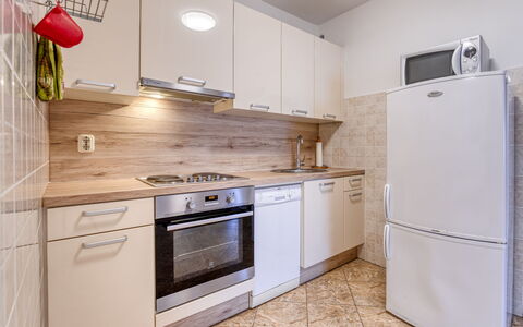 Albaneze: Køkken Apparat, Større Bandage, Køkken, Countertop, Cabinetry, Gulvbelægning, Træ, Indretning, Etage, Husholdningsapparat