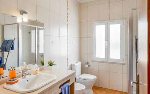 Villa Pescada: Spejl, Håndvask, Ejendom, Tap, Sanitærarmatur, Badeværelsesvask, Badeværelse, Purple, Plante