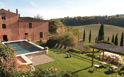 Villa Le Caggia: Ejendom, Hus, Bygning, Svømmepøl, Estate, Ejendom, Stuehus, Villa, Græs, Backyard