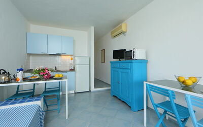 Vista Golfo 2 735.2: Cabinetry, Møbel, Bord, Blå, Køkken, Azure, Bygning, Countertop, Indretning, Gulvbelægning