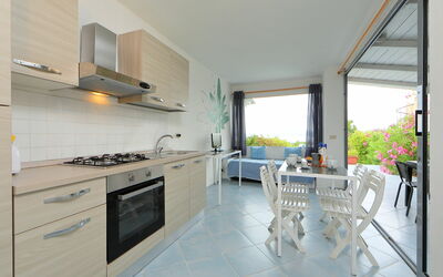 Vista Golfo 3 735.3: Cabinetry, Møbel, Ejendom, Countertop, Plante, Bygning, Komfur, Tap, Køkken, Stol