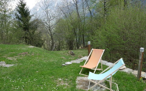 Rustico L'Hibou: Græs, Naturlige Landskab, Naturreservat, Møbel, Bord, Træ, Stol, Biome, Plantesamfund, Land Lot