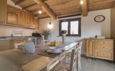 Casa la Selvolina: Værelse, Møbel, Ejendom, Countertop, Loft, Bygning, Indretning, Køkken, Cabinetry, Bjælke