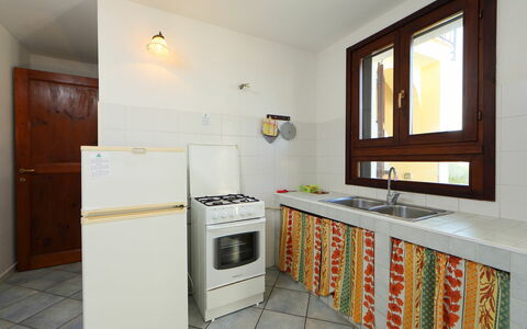 Valledoria 735: Cabinetry, Countertop, Køkkenvask, Tap, Håndvask, Køkken, Vindue, Komfur, Bygning, Træ