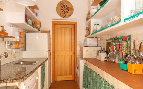 Maximilian: Cabinetry, Countertop, Håndvask, Bygning, Indretning, Træ, Arkitektur, Skuffe, Køkken, Køkken Apparat