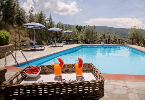 Villa Le Capanne: Svømmepøl, Udvej, Ejendom, Fritid, Ferie, Ejendom, Bygning, Udendørs Møbler, Liggestol, Villa