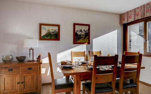 Fleurs des Alpes: Møbel, Bord, Cabinetry, Billedramme, Træ, Stol, Bygning, Vindue, Etage, Skuffe