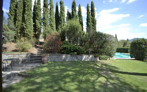 Casale Valentina: Træ, Ejendom, Græs, Naturlige Landskab, Biome, Plante, Vedplante, Lawn, Landscaping, Have