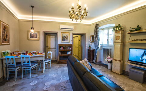 Michelangelo Cortona Apartment: Ejendom, Værelse, Bygning, Indretning, Stue, Møbel, Ejendom, Hus, Hjem, Gul