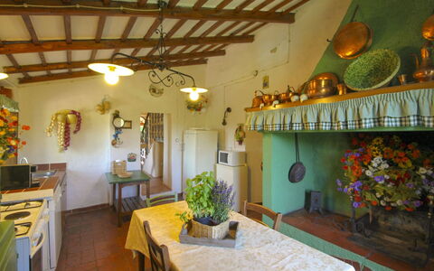 Villa Gioiosa: Møbel, Bord, Indretning, Stol, Køkken & Spisebord, Værelse, Loft, Bejdse, Stueplante, Spisestue