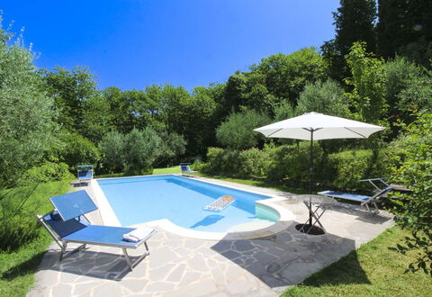 Villa Gioiosa: Svømmepøl, Udendørs Møbler, Have, Skygge, Udvej, Backyard, Eco Hotel, Landscaping, Stol, Water Feature