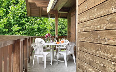 Chalet Clairval: Træ, Veranda, Hårdttræ, Sommerhus, Bejdse, Planke, Dæk, Sidespor, Bjælkehytte, Skygge