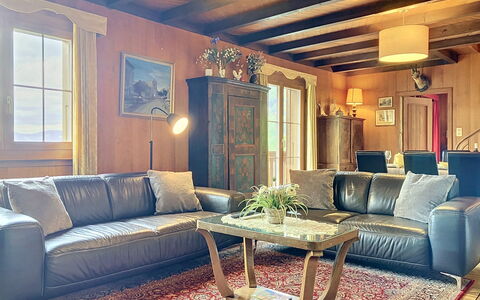 Chalet Clairval: Møbel, Couch, Indretning, Træ, Gulvbelægning, Stue, Etage, Belysning, Hjem