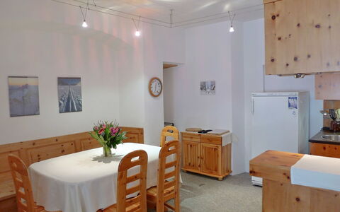 Chesa Cromer: Værelse, Ejendom, Møbel, Bygning, Indretning, Etage, Loft, Hus, Ejendom, Bord