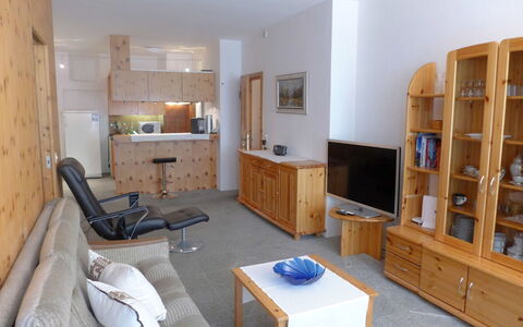Chesa Cromer: Værelse, Møbel, Ejendom, Bygning, Indretning, Hus, Stue, Etage, Hylde, Cabinetry