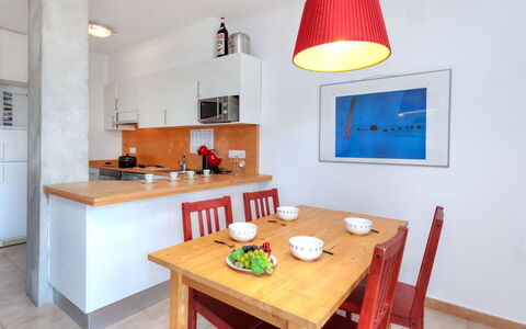 Cap Ras: Værelse, Møbel, Indretning, Ejendom, Grøn, Bord, Gul, Loft, Spisestue, Orange