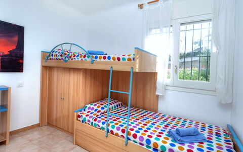Cap Ras: Seng, Møbel, Værelse, Soveværelse, Ejendom, Sengetøj, Bed Frame, Indretning, Hostel, Sengetøj