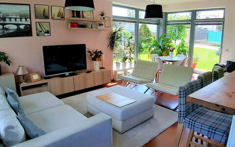 Řeporyje: Couch, Ejendom, Møbel, Bord, Vindue, Stueplante, Plante, Belysning, Stue, Komfort