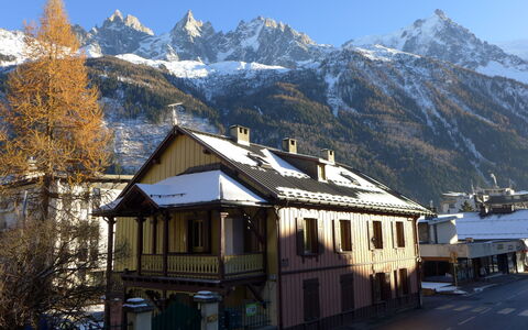 Le Chalet Suisse: Ejendom, Bygning, Møbel, Komfort, Azure, Indretning, Vindue, Træ, Bed Frame, Pude