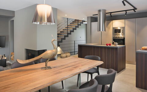 Oliva: Værelse, Indretning, Countertop, Møbel, Spisestue, Ejendom, Belysning, Loft, Bygning, Bord