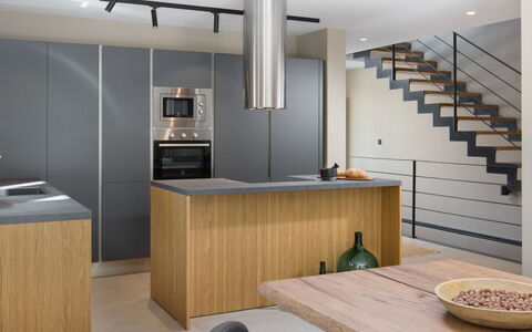 Oliva: Værelse, Ejendom, Indretning, Cabinetry, Countertop, Møbel, Håndvask, Badeværelse, Bygning, Loft