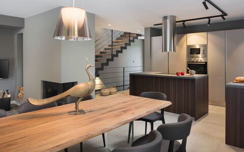Oliva 2: Værelse, Indretning, Countertop, Møbel, Spisestue, Ejendom, Belysning, Etage, Loft, Bygning