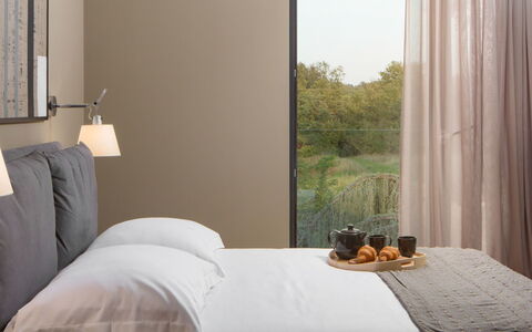 Oliva 2: Soveværelse, Værelse, Møbel, Seng, Gardin, Indretning, Ejendom, Vindue Behandling, Bed Frame, Sengetøj