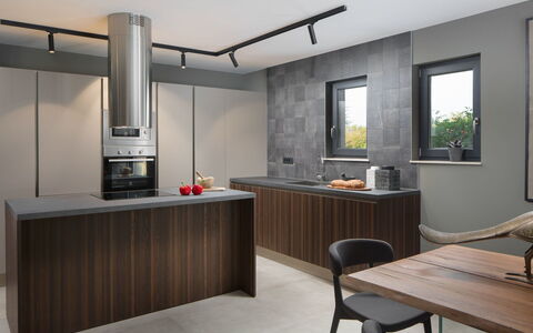 Oliva 2: Værelse, Indretning, Møbel, Ejendom, Bygning, Køkken, Hus, Countertop, Loft, Cabinetry