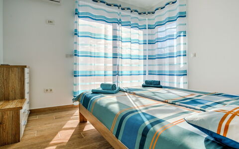 Races: Soveværelse, Værelse, Seng, Ejendom, Sengetøj, Møbel, Turquoise, Bed Frame, Indretning, Væg