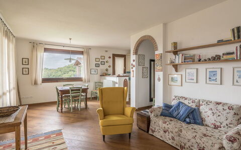 Villa la Vena: Ejendom, Værelse, Møbel, Indretning, Bygning, Etage, Stue, Gul, Hus, Ejendom