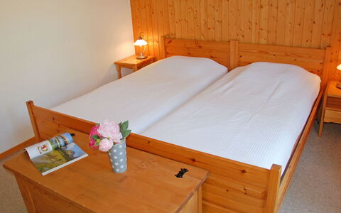 Aiguilles Dorées Iii 2: Møbel, Seng, Soveværelse, Værelse, Bed Frame, Madras, Ejendom, Sengetøj, Sengebord, Rullemadras