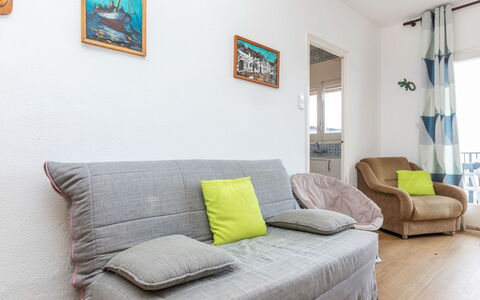 Geranis: Møbel, Indretning, Gulvbelægning, Etage, Couch, Træ, Værelse, Lejlighed, Stue, Textile
