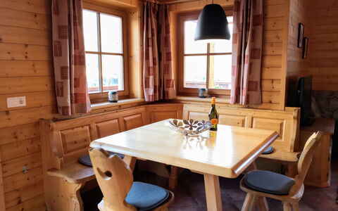 Chalet Jupiter: Værelse, Møbel, Bygning, Ejendom, Indretning, Bord, Hus, Spisestue, Ejendom, Træ
