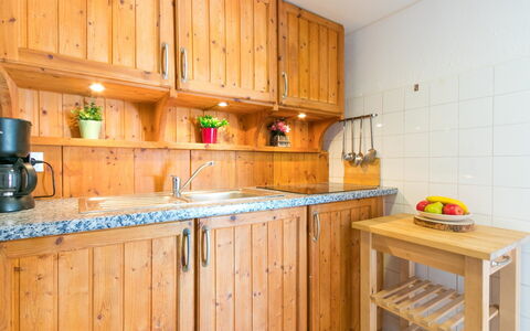 Roses 940: Countertop, Cabinetry, Køkken, Værelse, Møbel, Ejendom, Bygning, Hus, Bejdse, Indretning