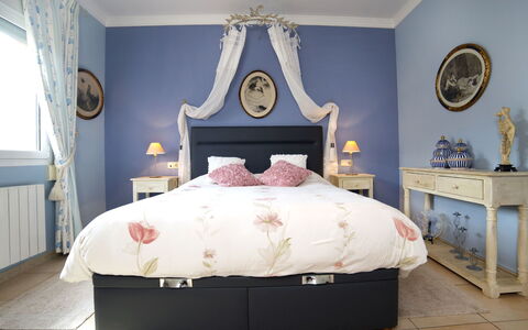 Villa Albert: Soveværelse, Møbel, Seng, Værelse, Bed Frame, Ejendom, Indretning, Sengetøj, Madras, Væg