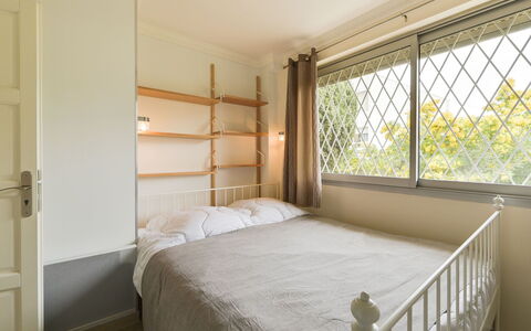 Le Beach Garden: Soveværelse, Seng, Møbel, Ejendom, Værelse, Bed Frame, Sengetøj, Sengetøj, Indretning, Madras
