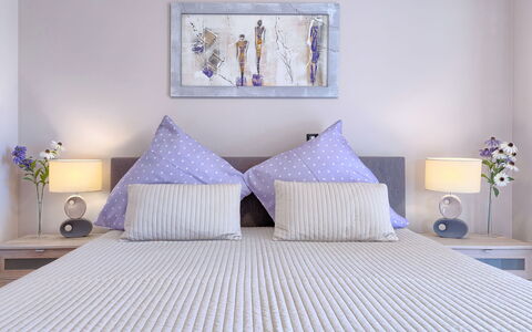 Villa Valentina: Soveværelse, Seng, Værelse, Møbel, Sengetøj, Blå, Bed Frame, Sengetøj, Ejendom, Purple