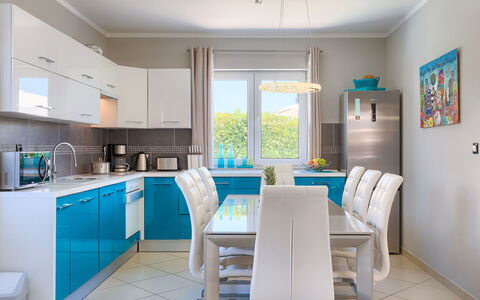 Villa Valentina: Møbel, Cabinetry, Bord, Countertop, Vindue, Stol, Blå, Køkken, Håndvask